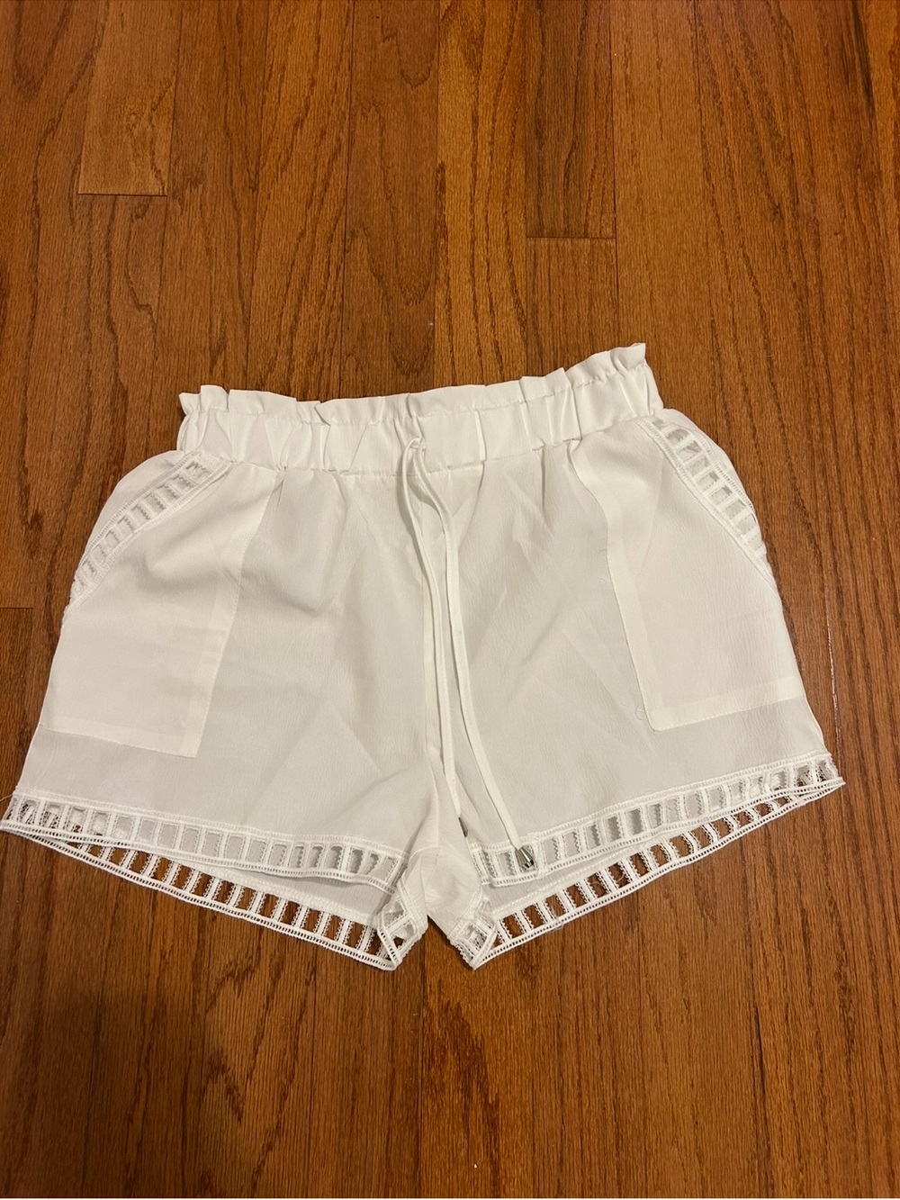 Women’s White Lace Trim Flowy Shorts Size XL Resort Coastal - Picture 2 of 6